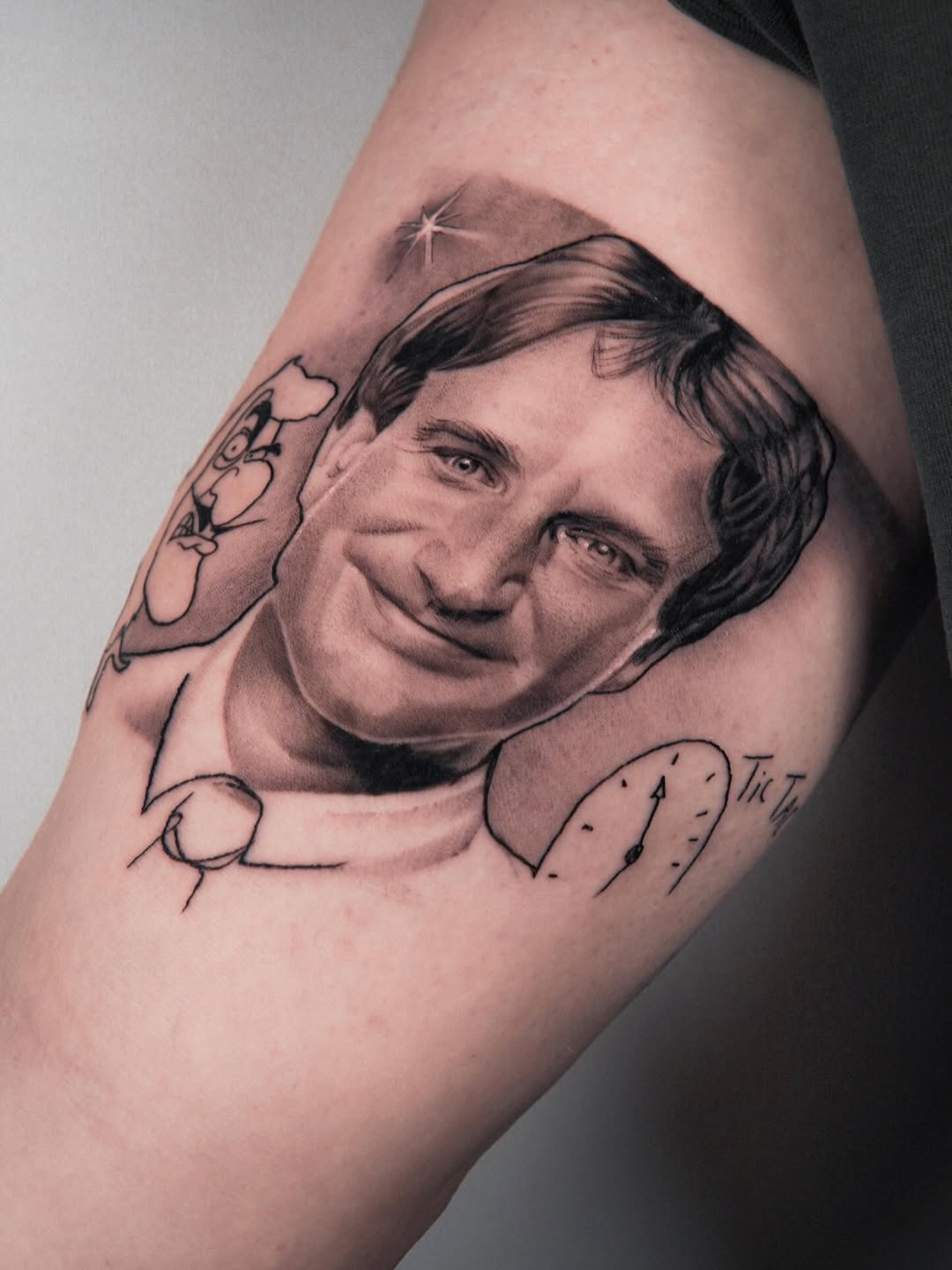 Tatouage de portrait réaliste avec hommage cartoon classique en noir et gris