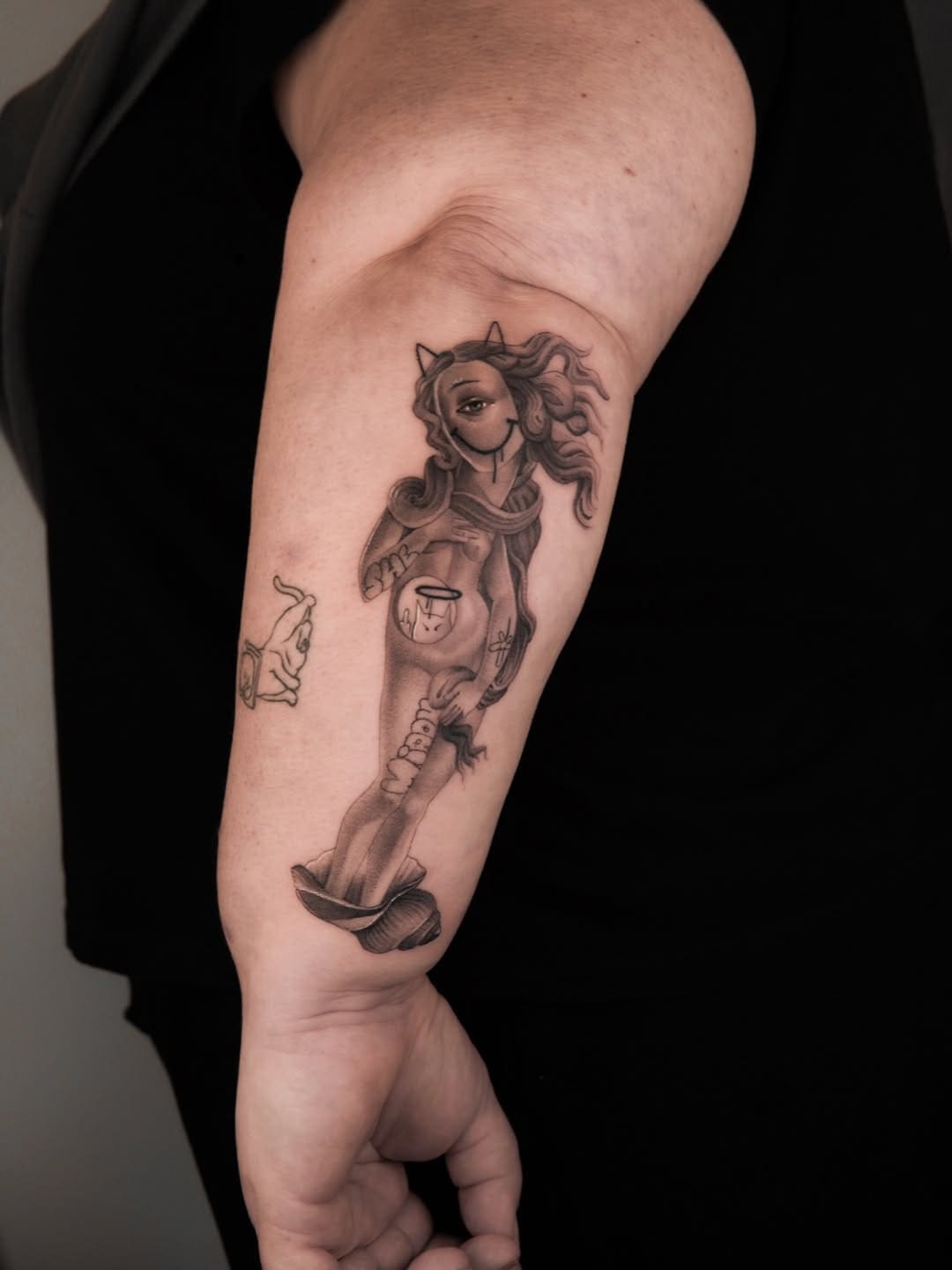 Tatouage stylisé de muse mythique en noir et gris