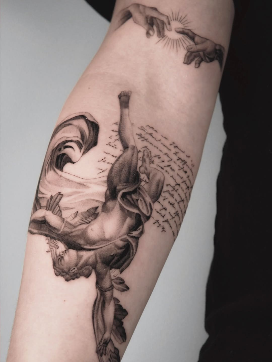 Tatouage d’ange déchu style Renaissance en noir et gris