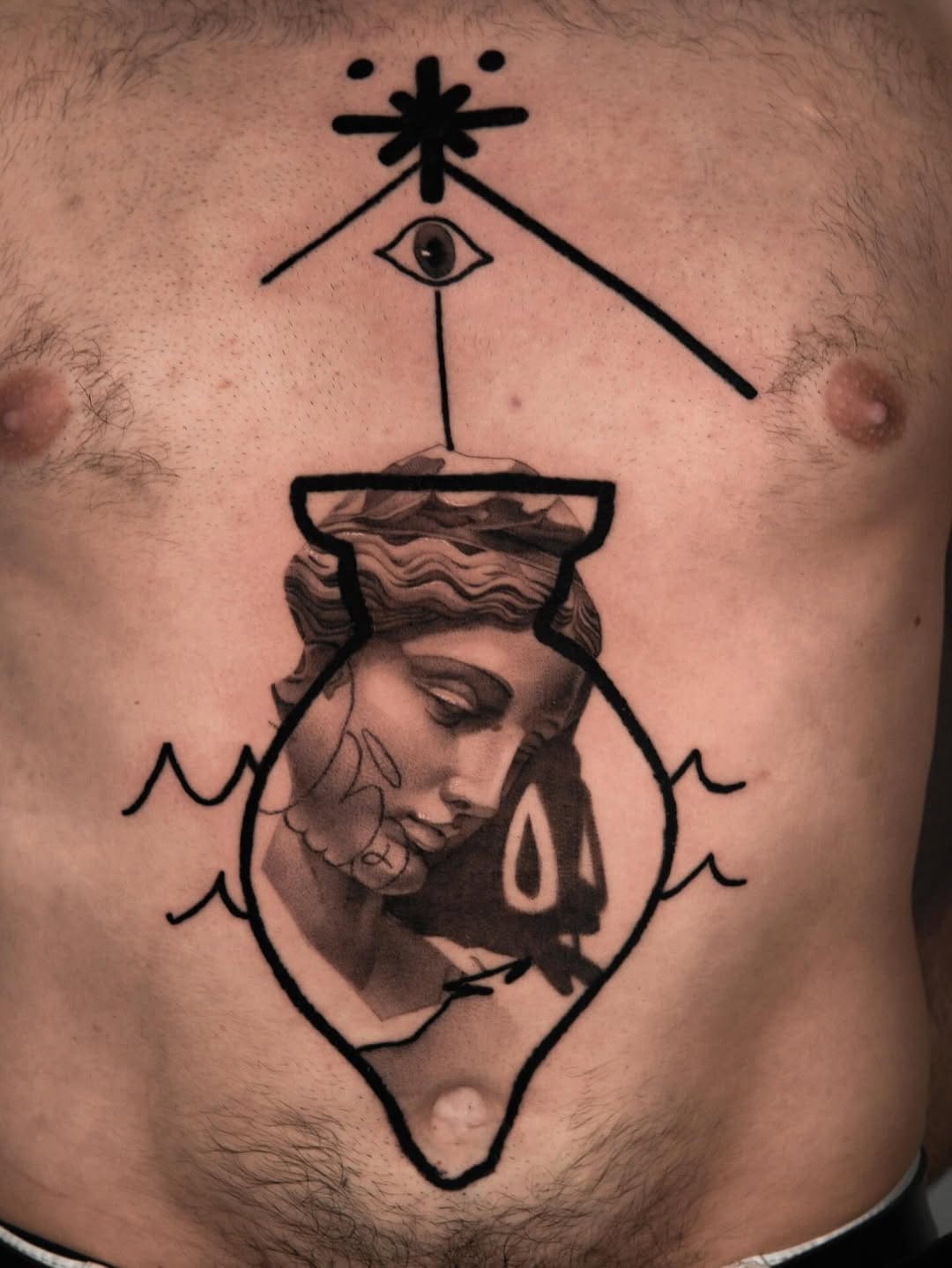 Tatouage surréaliste de vase sacré sur la poitrine