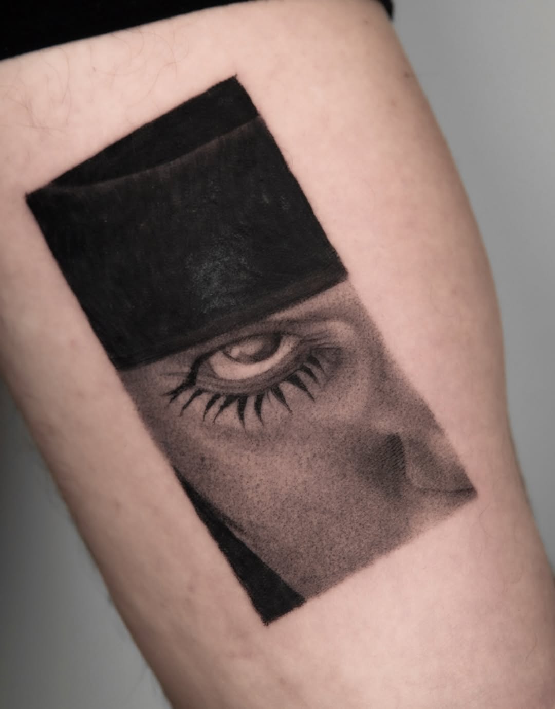 Tatouage abstrait de portrait avec bloc d’œil