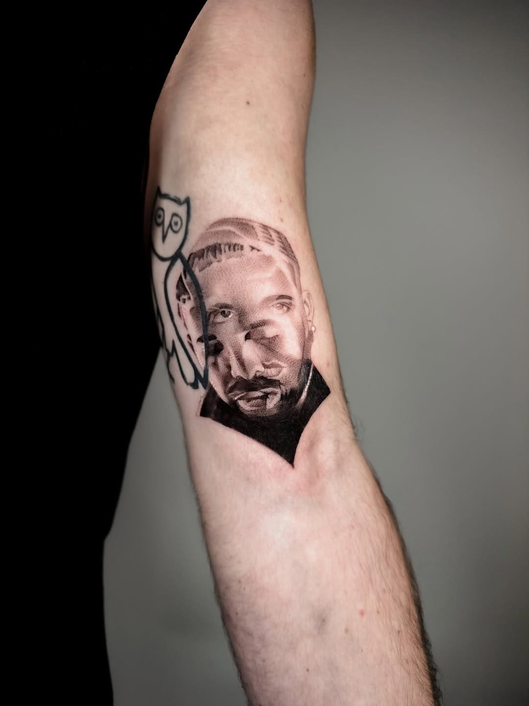 Tatouage de portrait réaliste fragmenté sur l’avant-bras