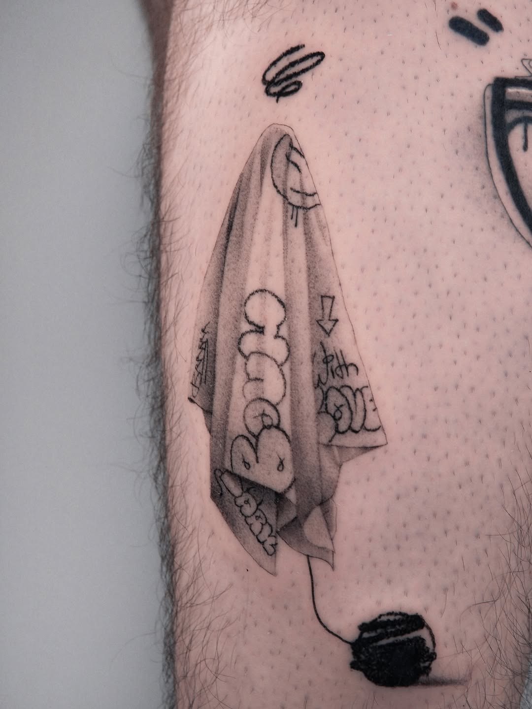 Tatouage d’illustration graffiti d’un fantôme flottant