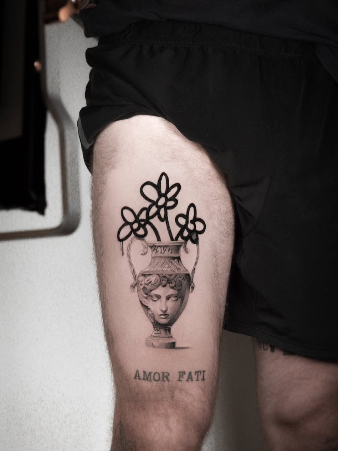 Tatouage de portrait dans un vase classique avec linework floral