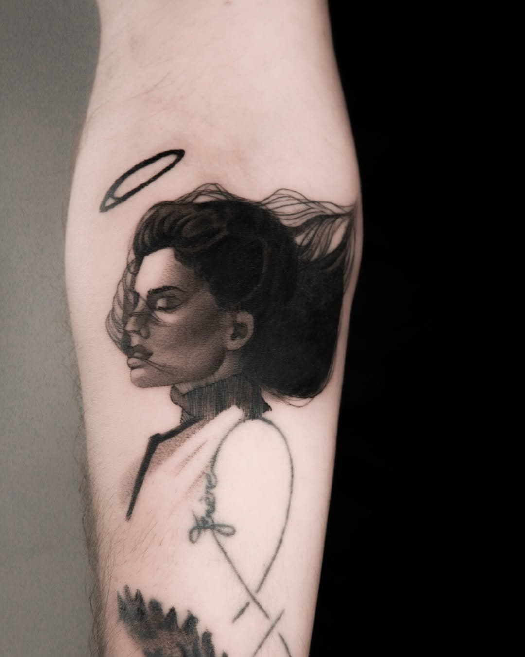 Tatouage de portrait féminin en fine line avec halo
