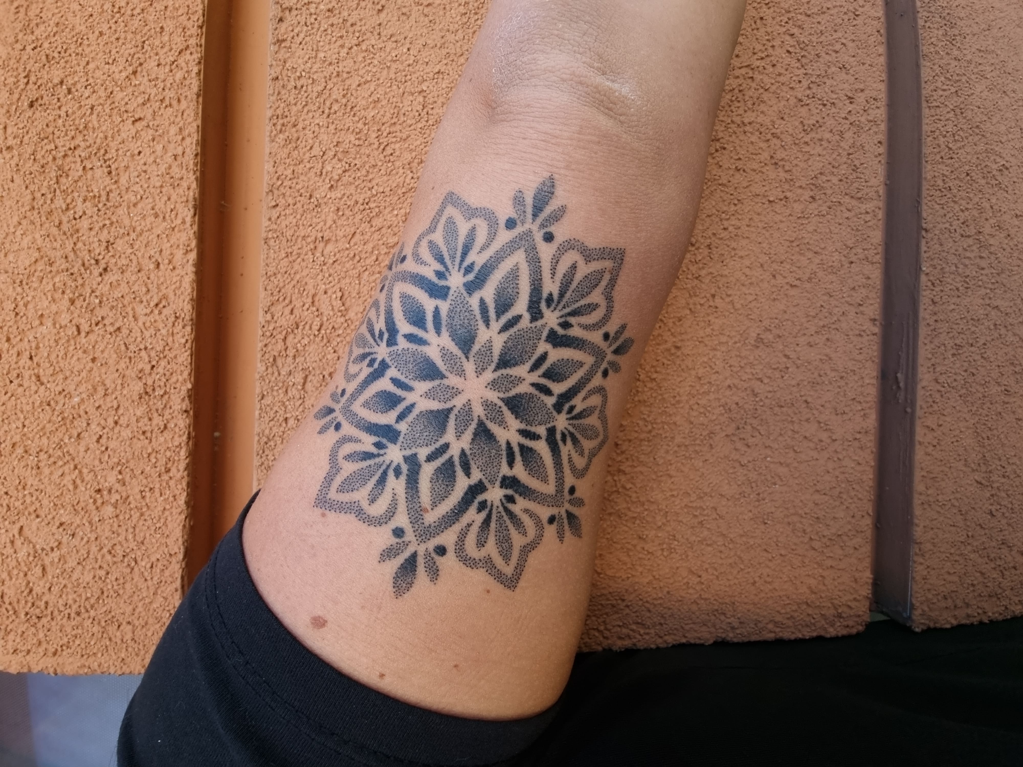 Dotworkowa mandala na łokciu