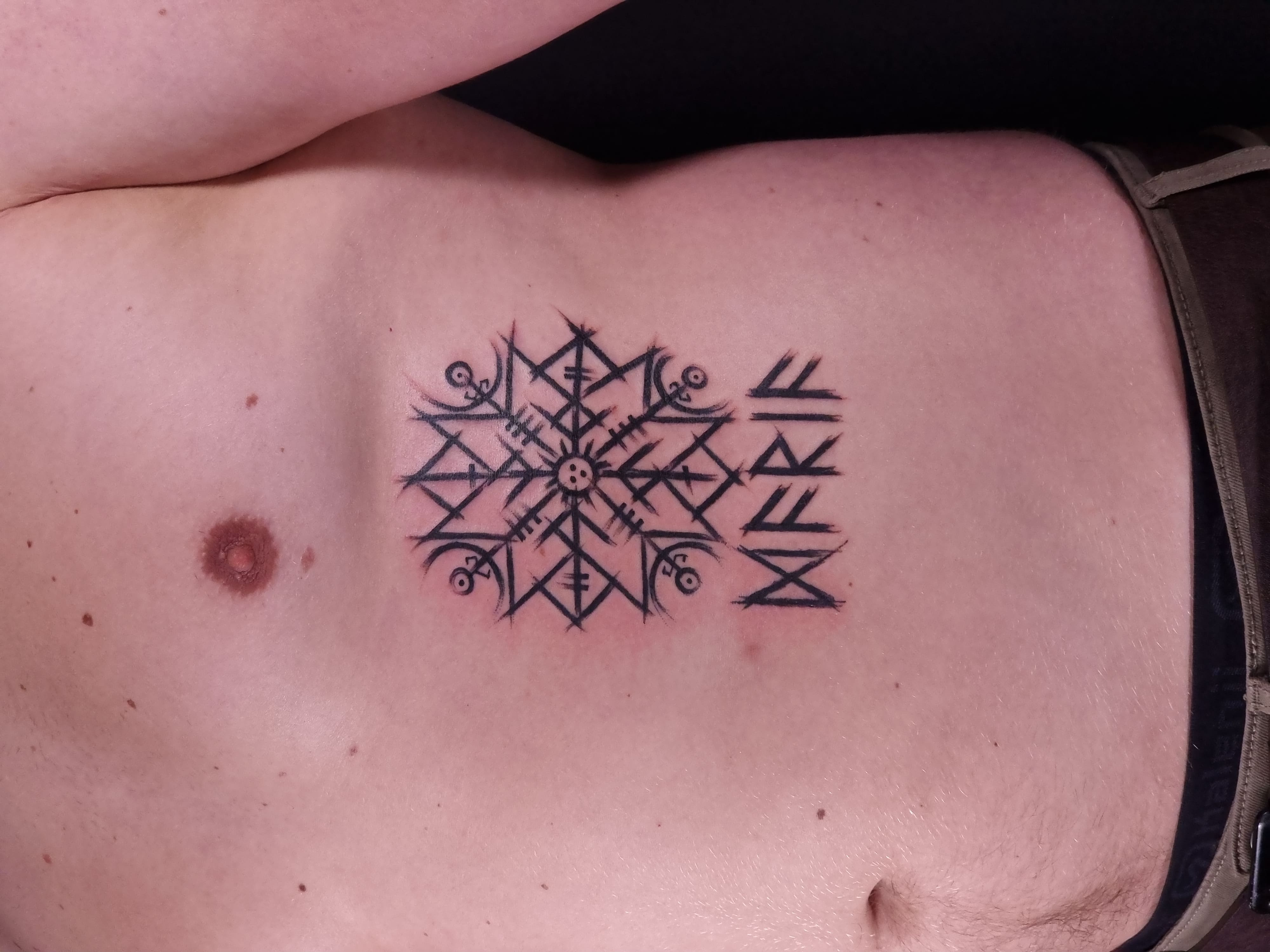 Nordycki symbol na klatce piersiowej