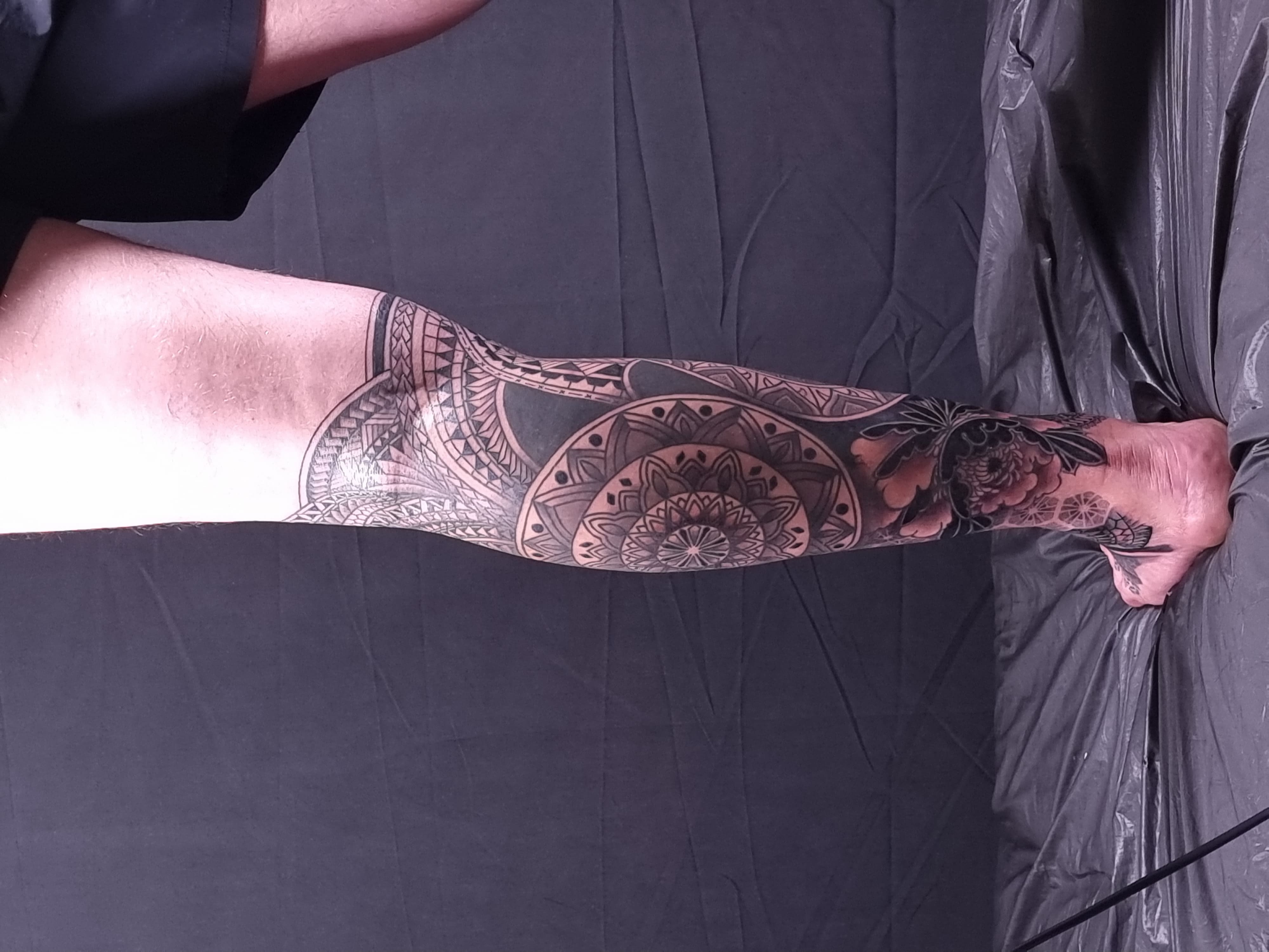 Ornamentalny rękaw nogi z mandalą