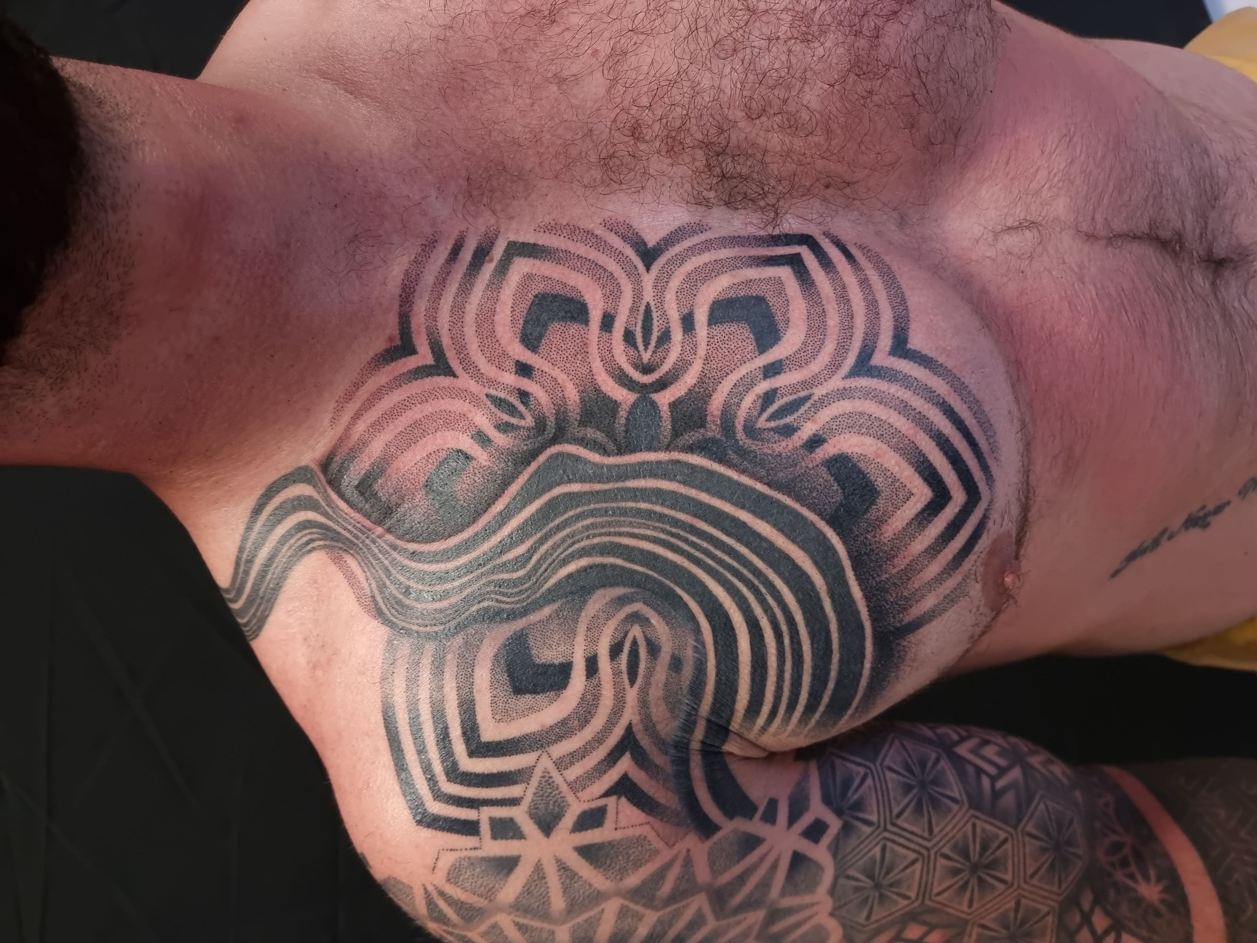 Geometryczny tatuaż klatki piersiowej