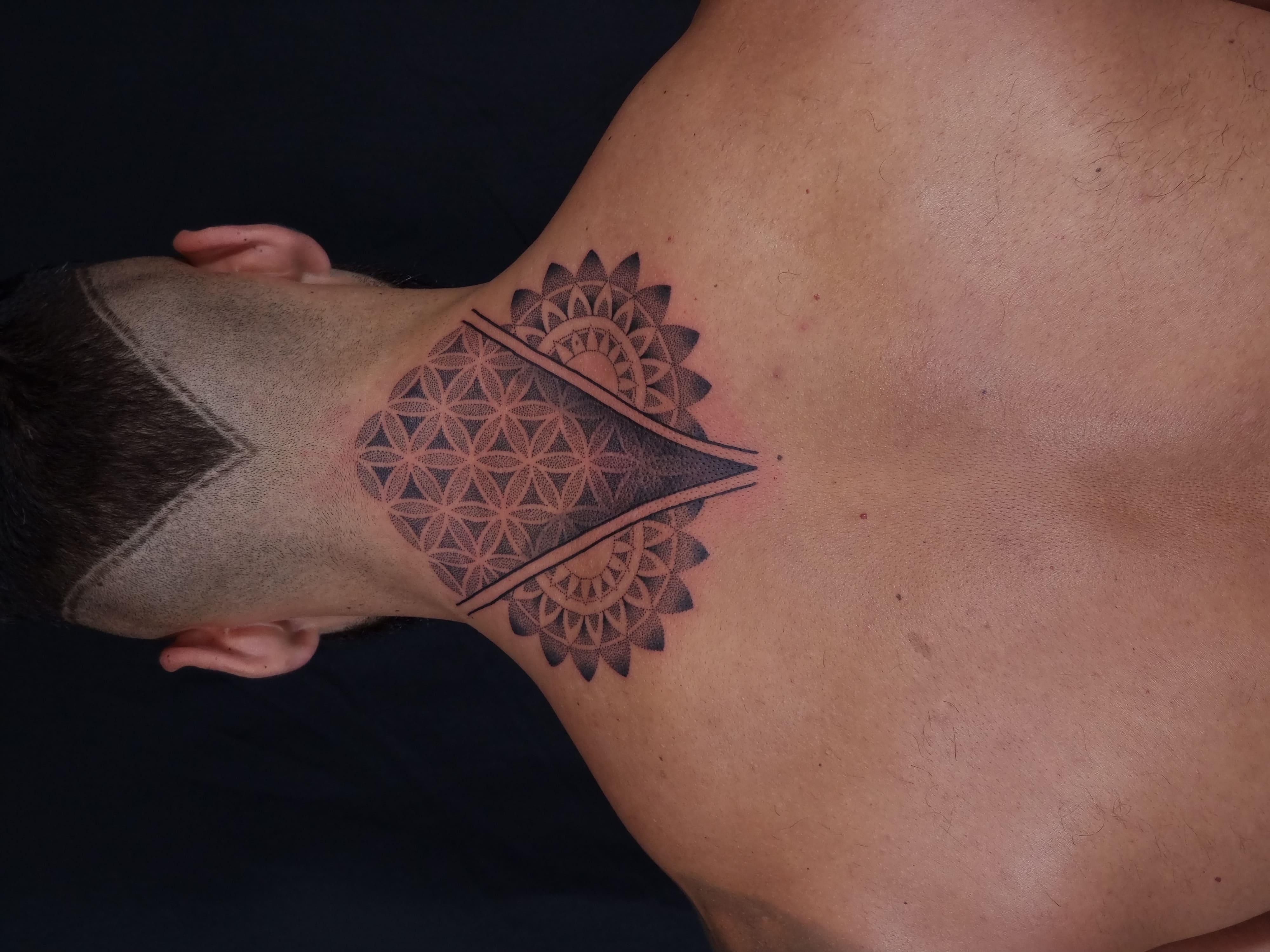 Geometryczny tatuaż karku – Flower of Life