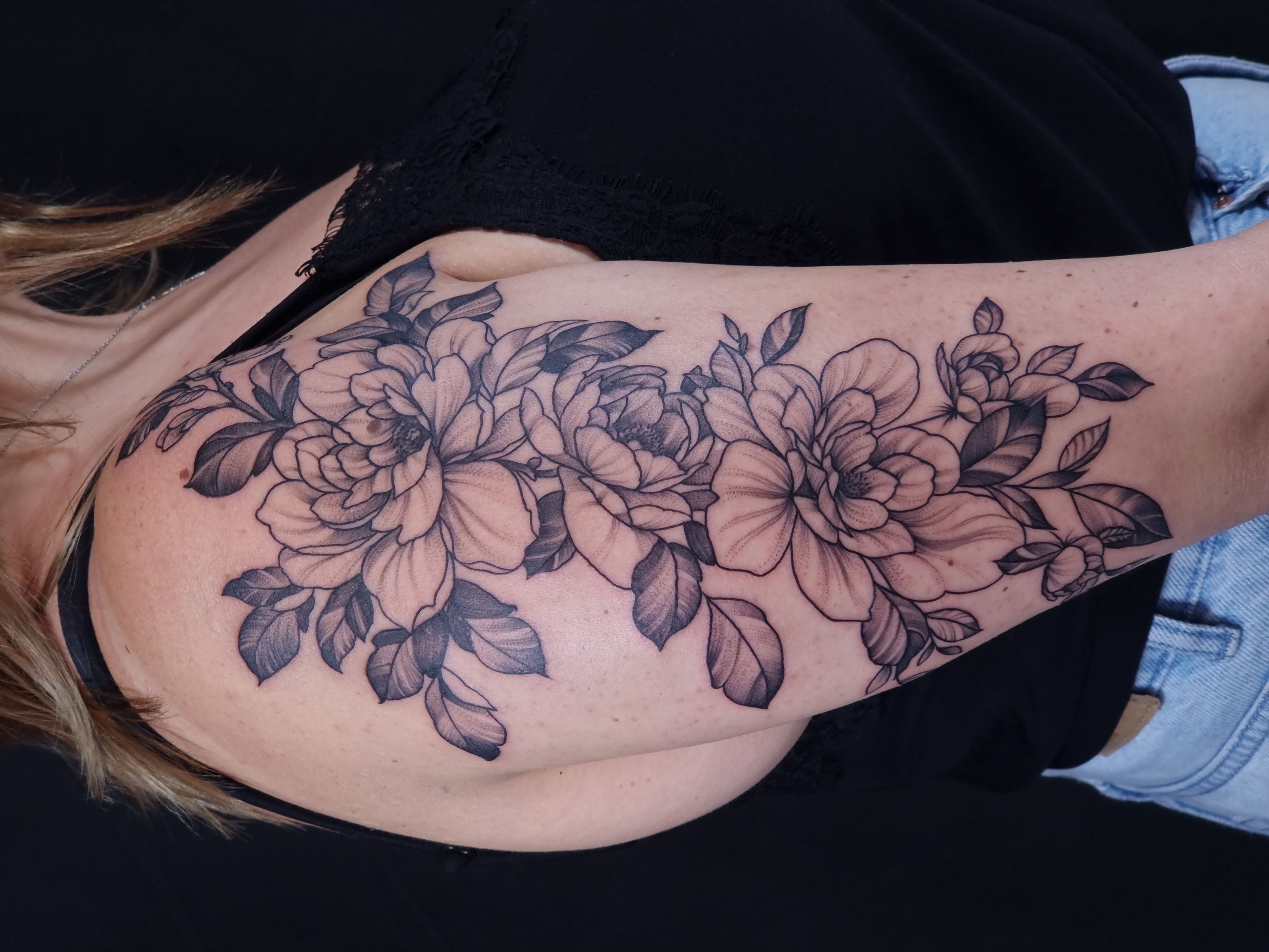 Kwiatowy tatuaż na ramieniu – realistyczna kompozycja