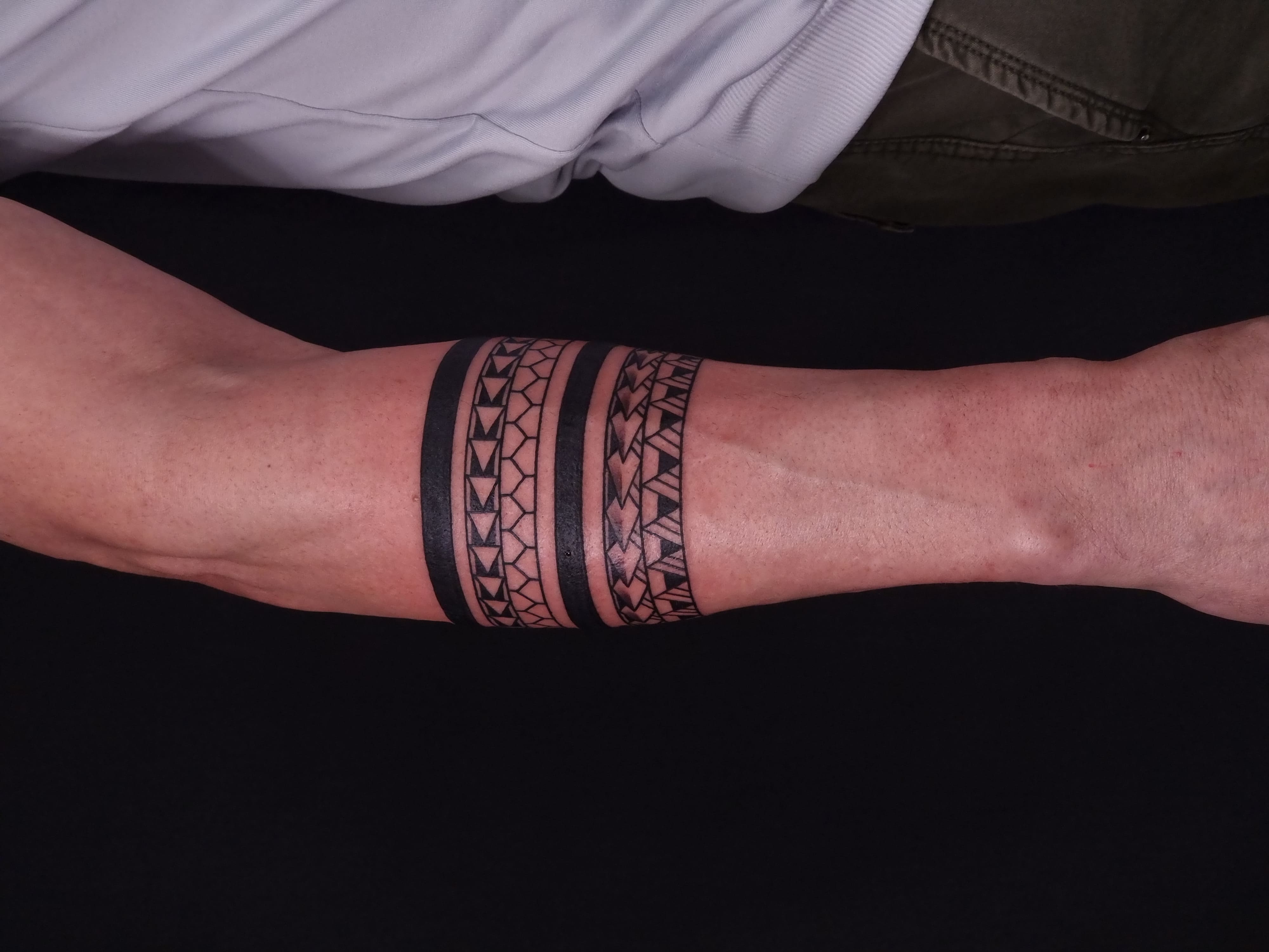 Bransoleta tribal na przedramieniu – geometryczny wzór