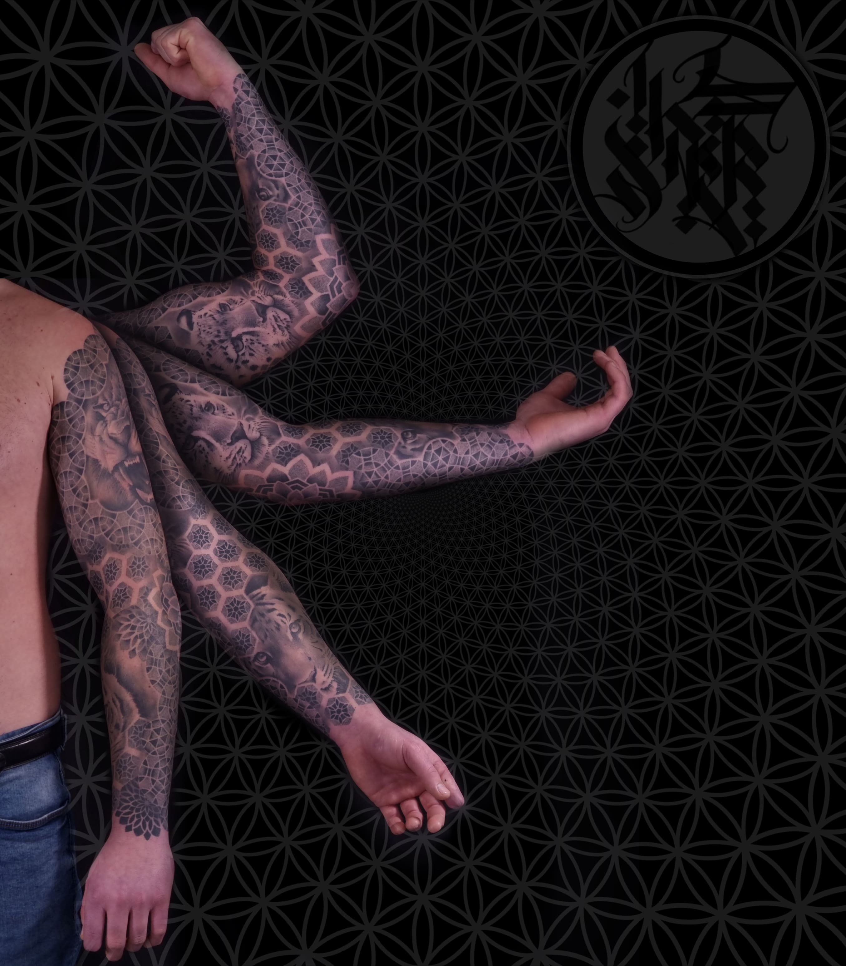 Realistyczno-geometryczny full sleeve – zwierzęta i wzory sakralne