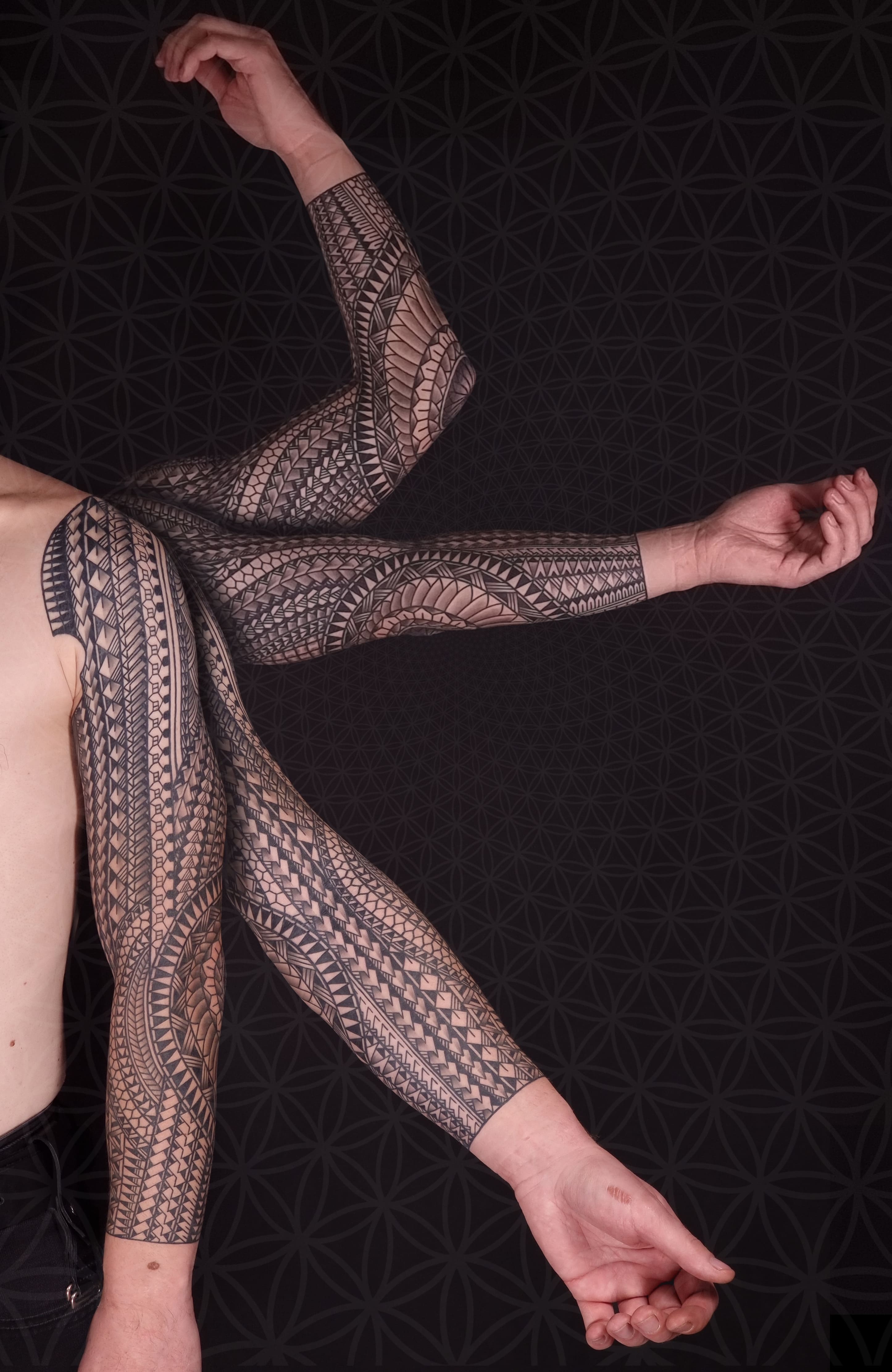 Ornamentalny full sleeve – geometryczne wzory inspirowane tribal