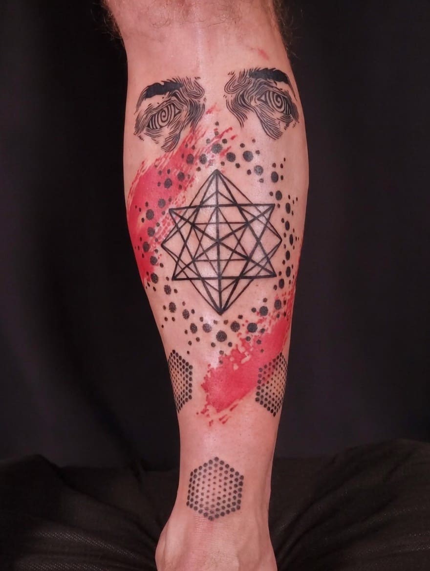 Abstrakcyjno-geometryczny tatuaż – oczy, dotwork i czerwone akcenty