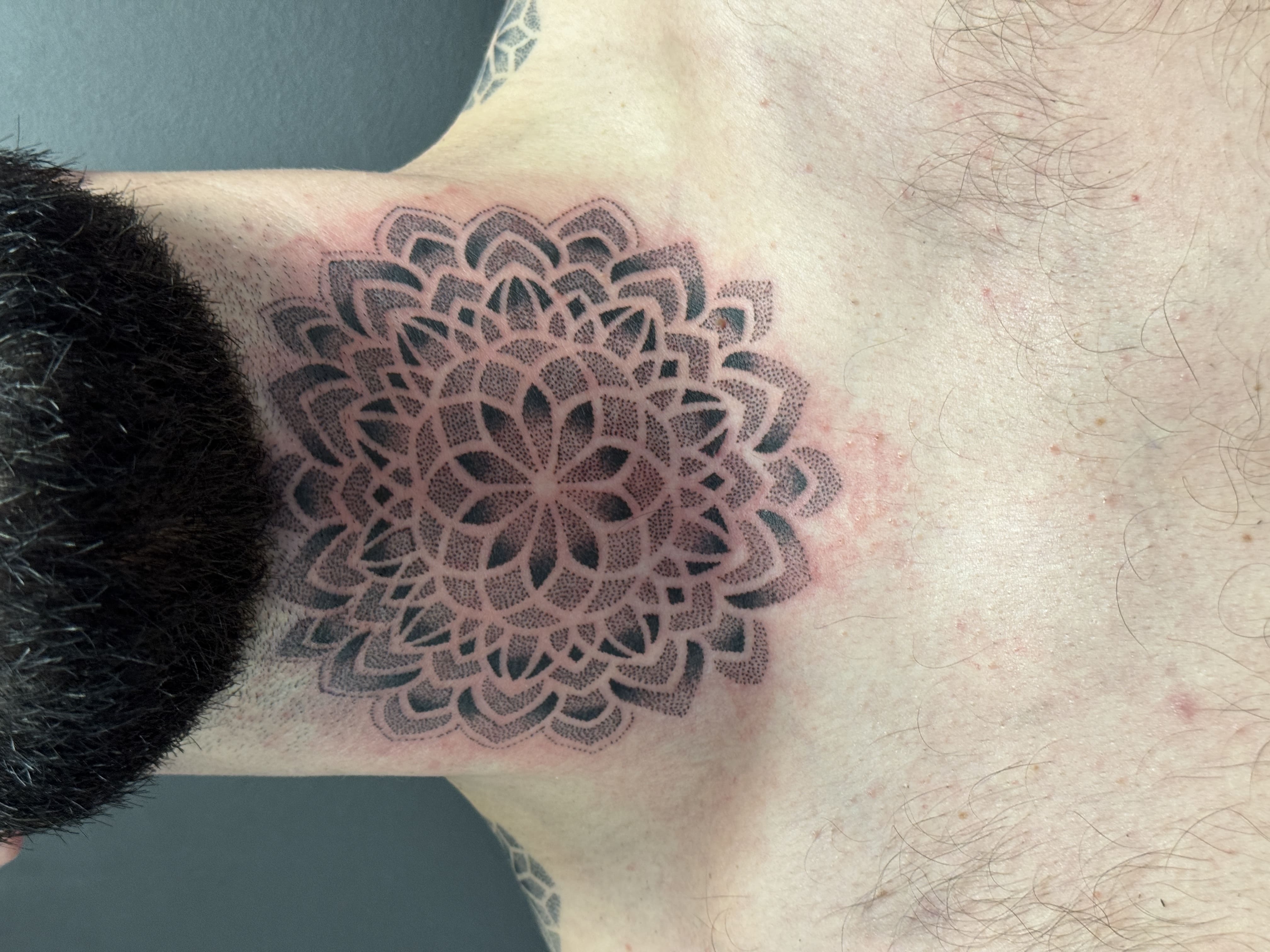 Mandala na szyi – geometryczny dotwork