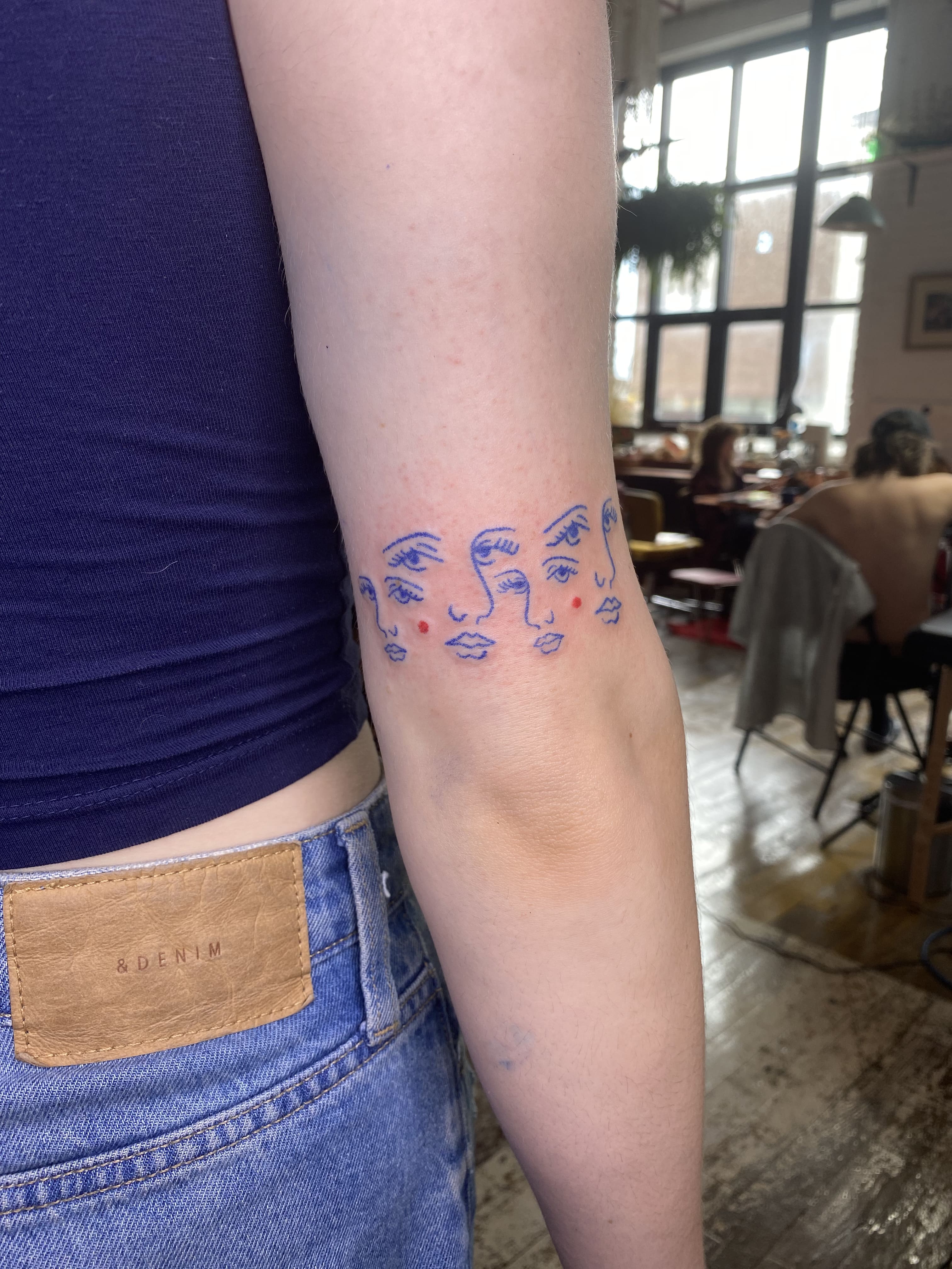 Visages Minimalistes en Ligne Fine