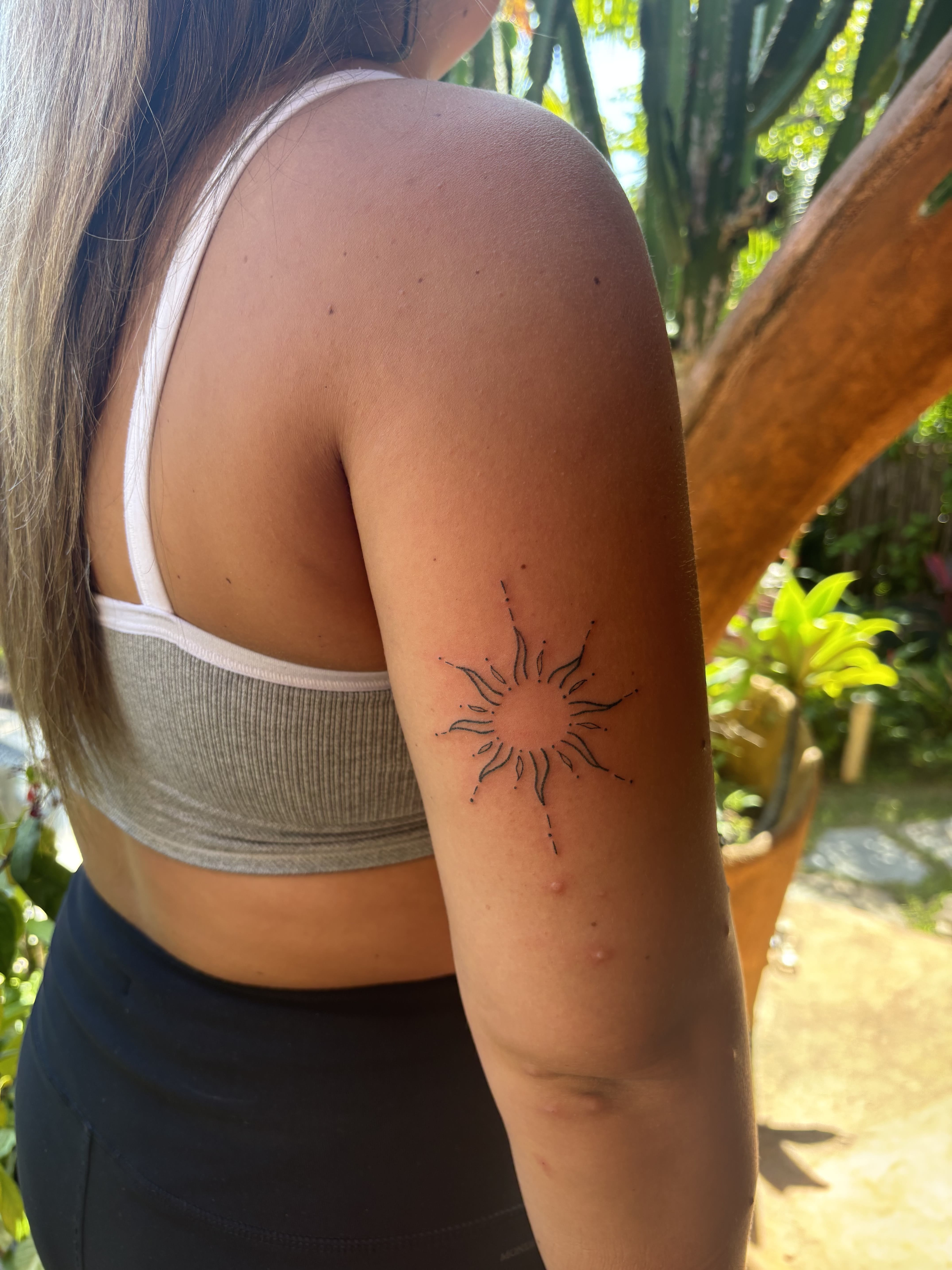 Soleil rayonnant stylisé