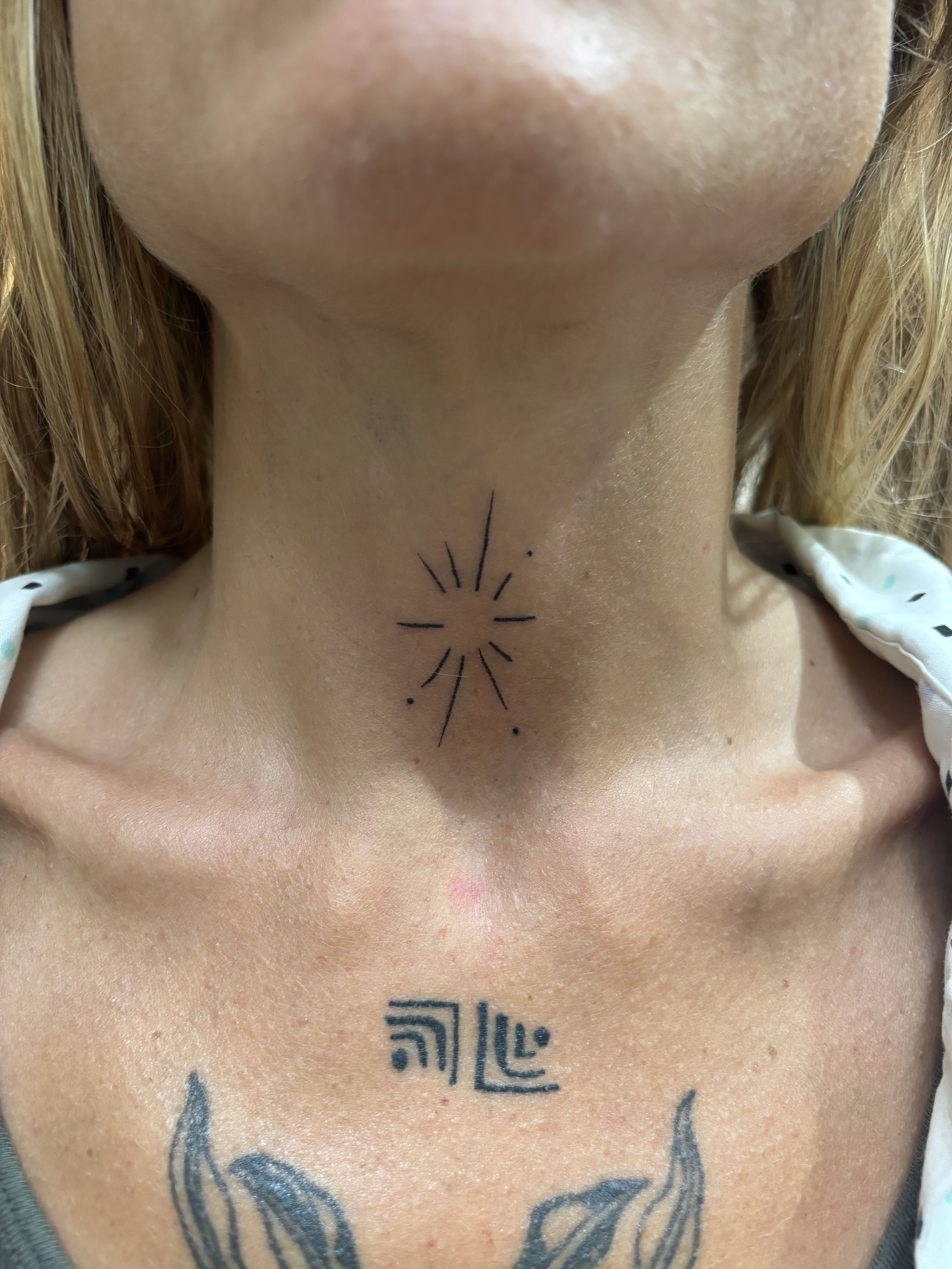 Étoile minimaliste au centre du cou