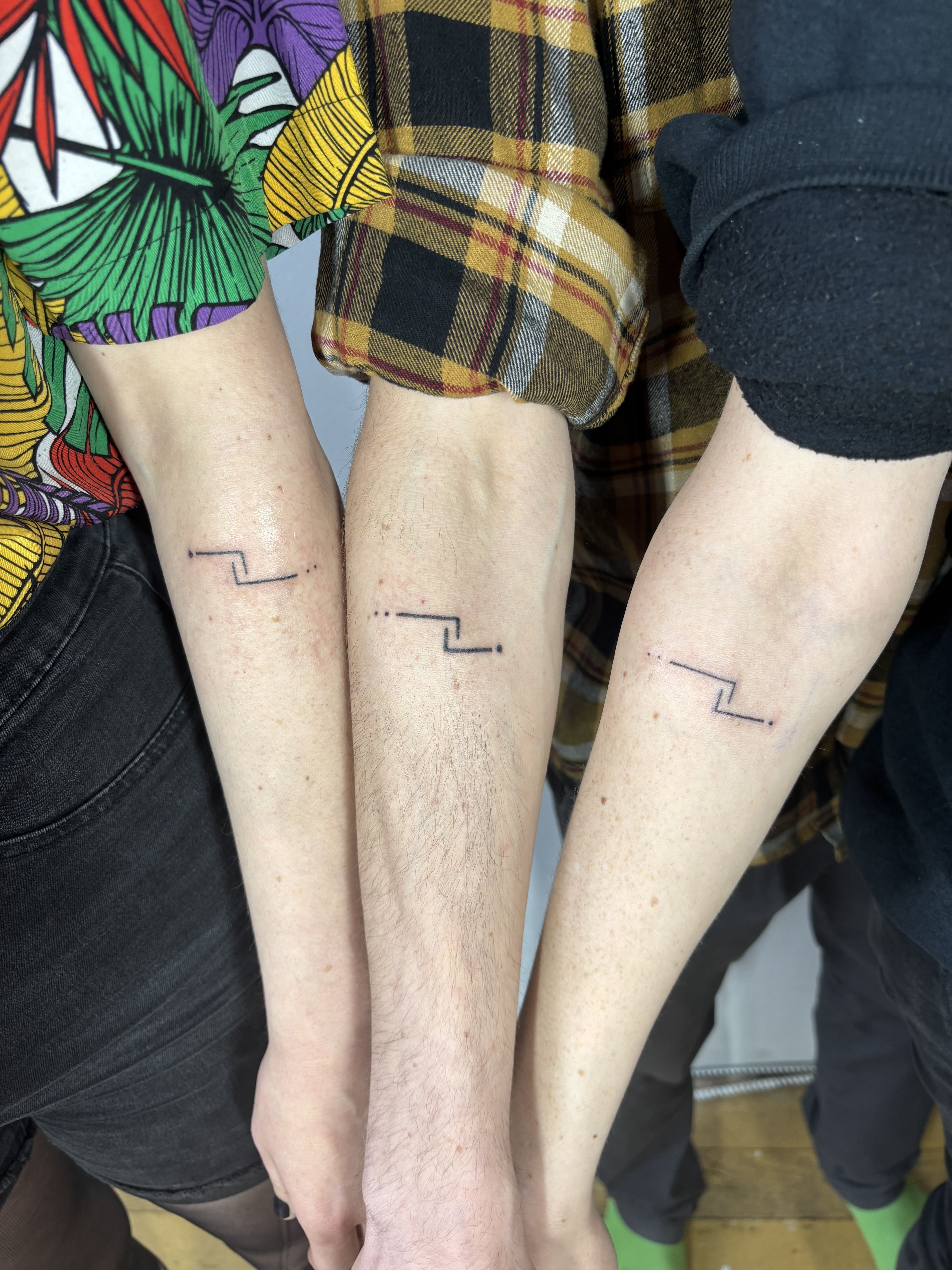 Tatouages assortis minimalistes en ligne continue