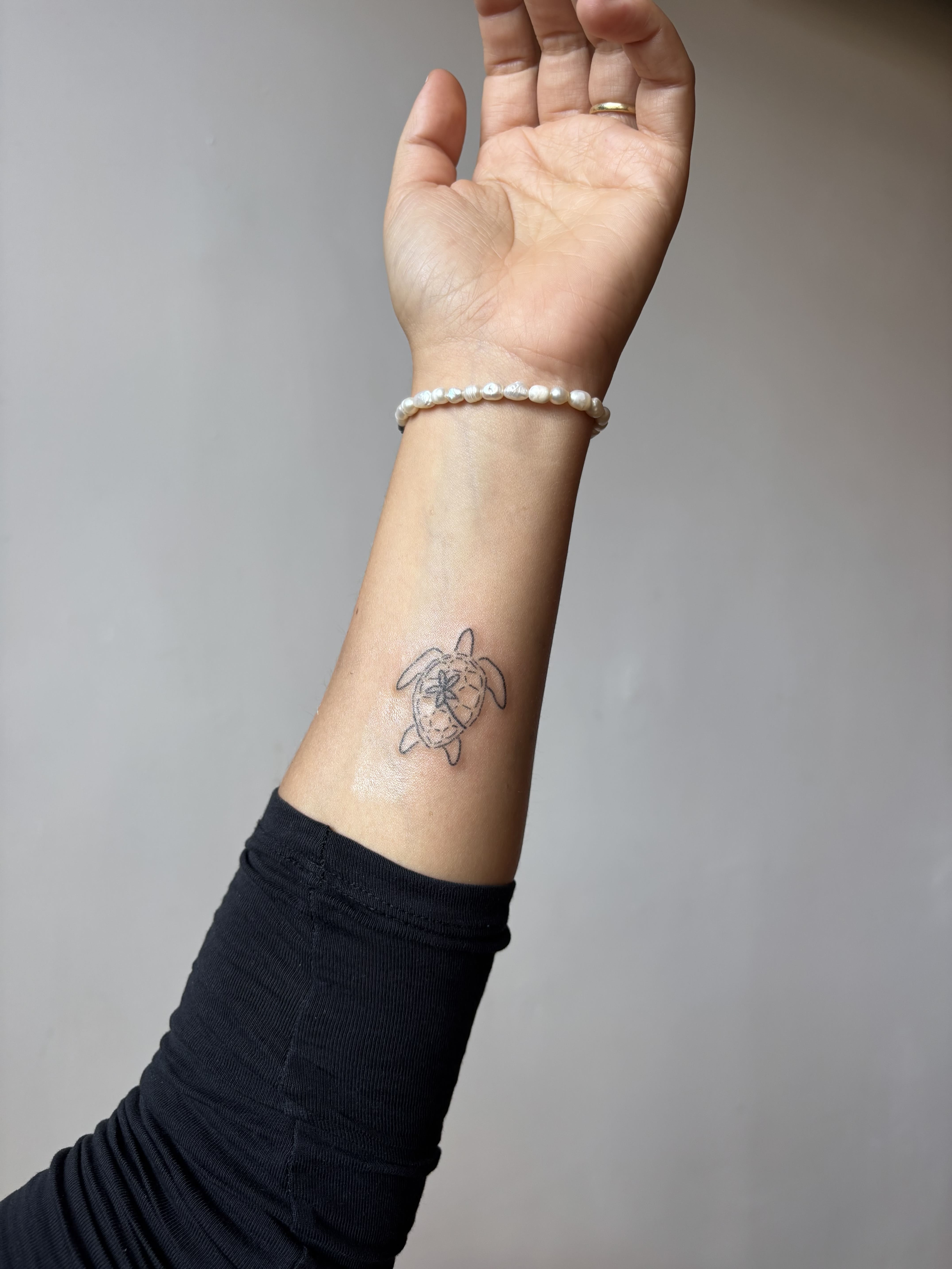 Petite tortue minimaliste au poignet