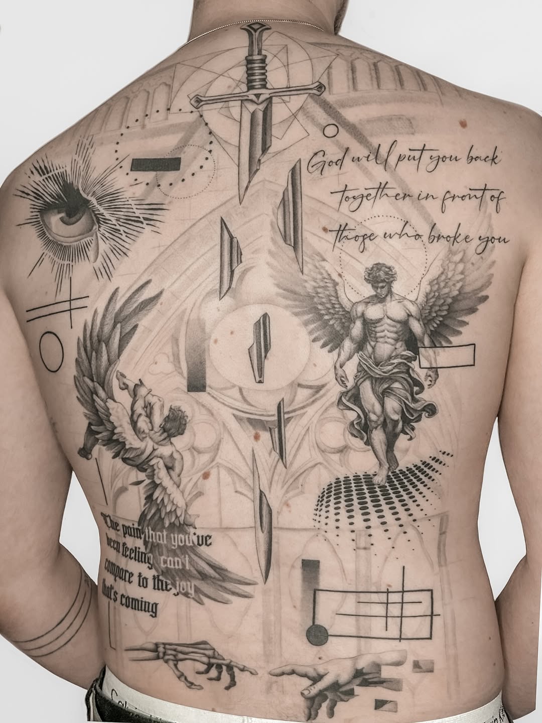 Großflächiges Rücken-Tattoo mit Engel, Schwert und spiritueller Symbolik