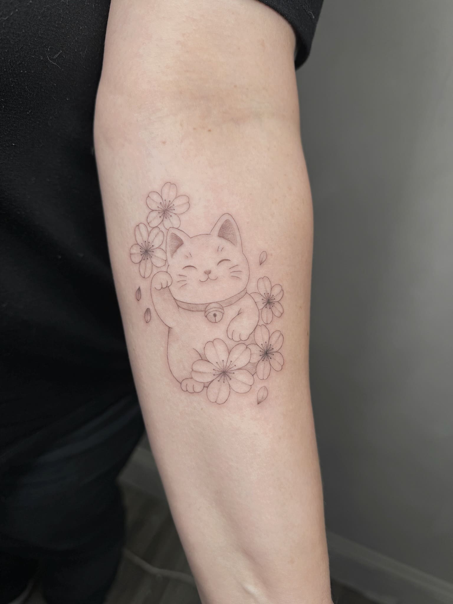 Fine Line Lucky Cat with Floral Elements