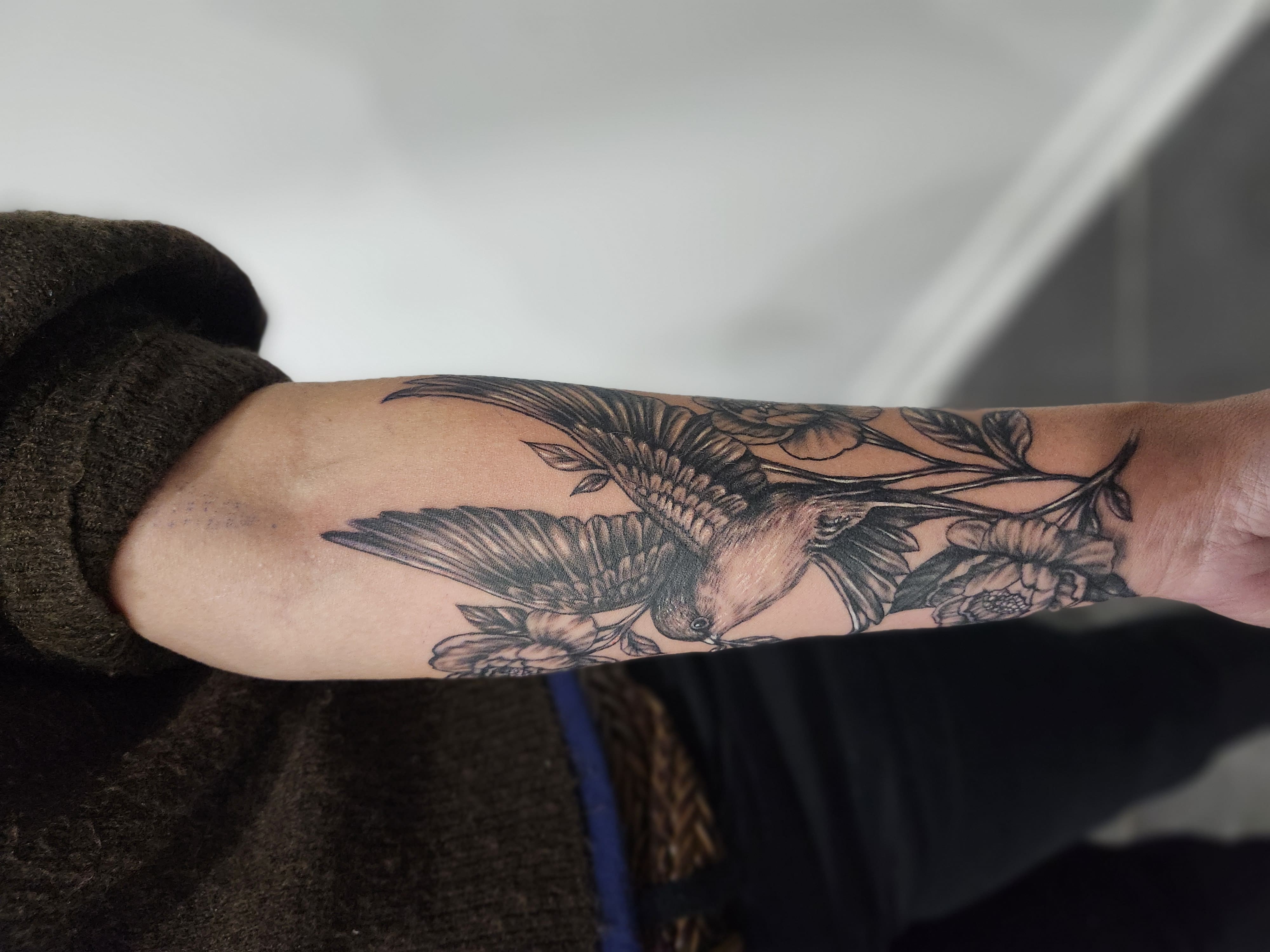 Hirondelle en Vol et Fleurs Épanouies