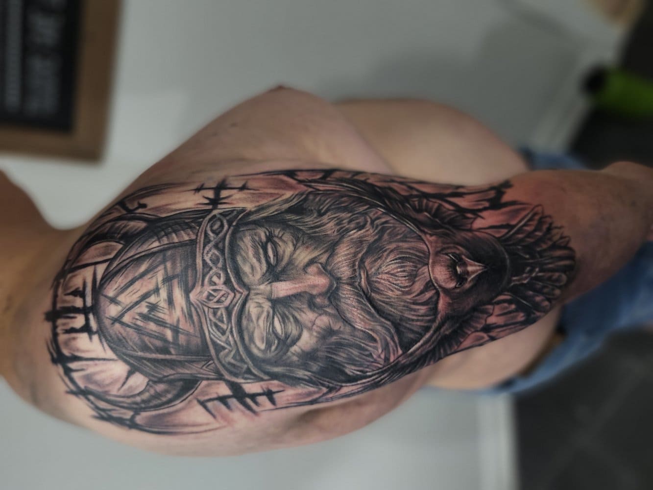 Guerrier Viking et Runes Anciennes