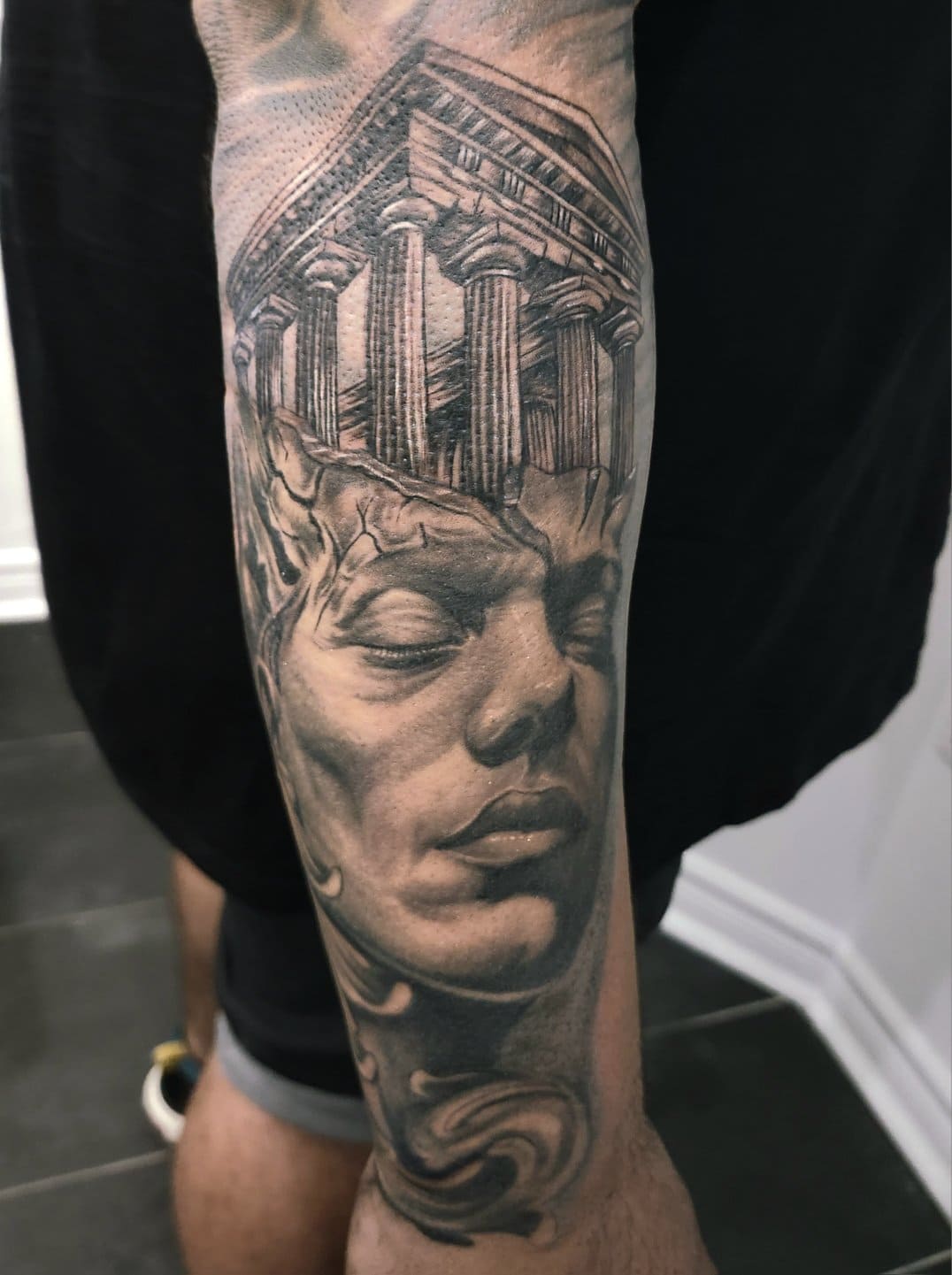 Visage Antique et Temple des Dieux