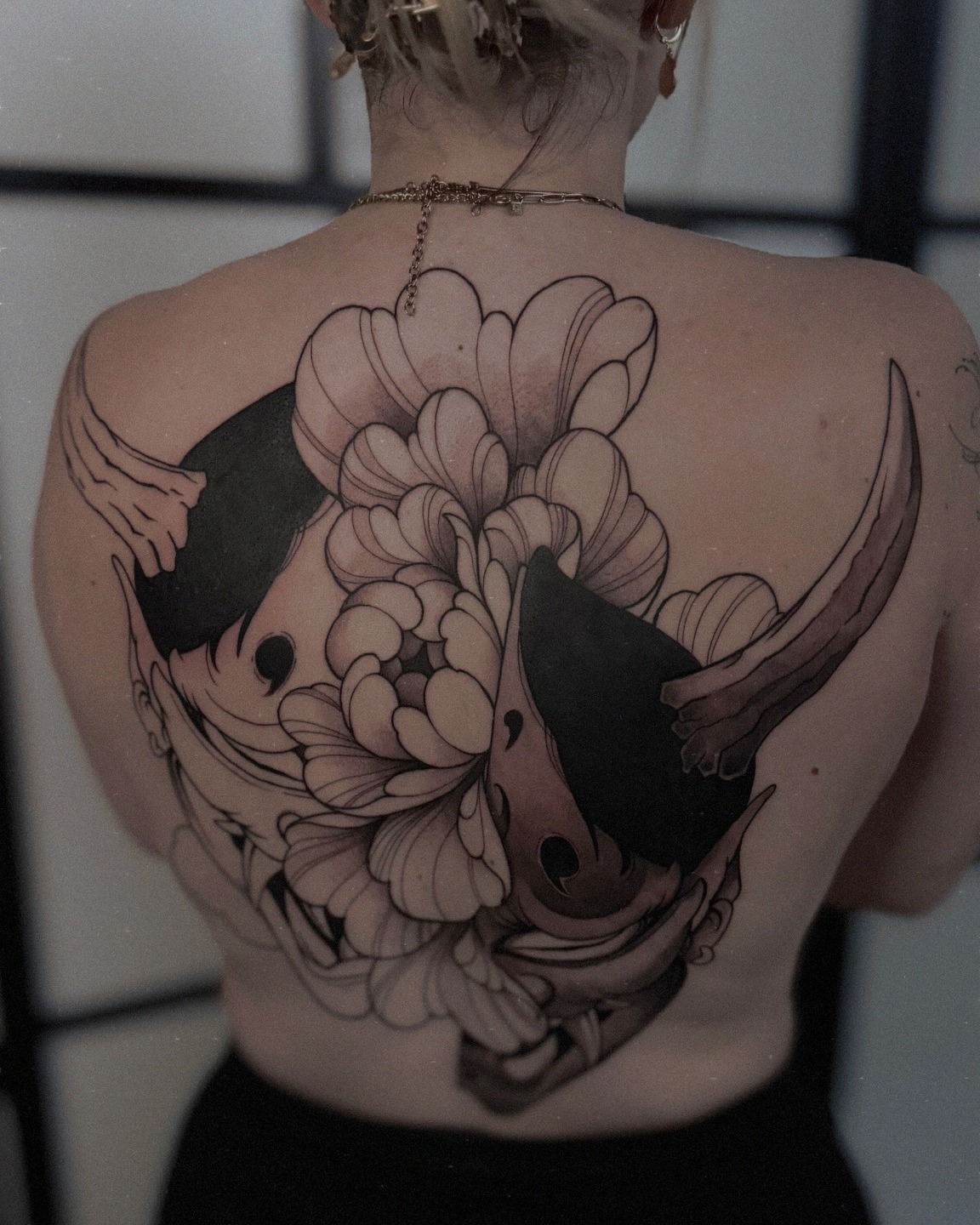 Deux hirondelles et fleurs