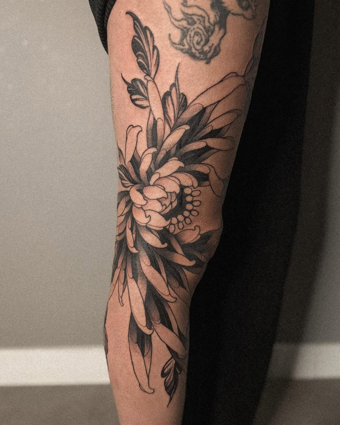 Fleurs autour du genou
