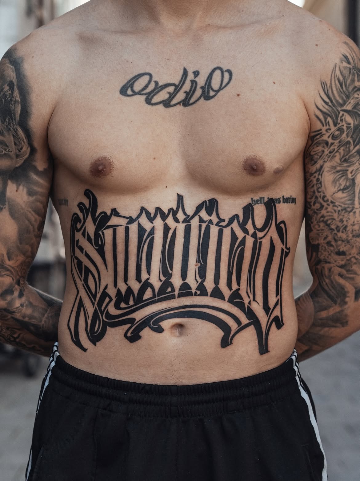 Chicano Lettering – Ausdruck in Schwarz